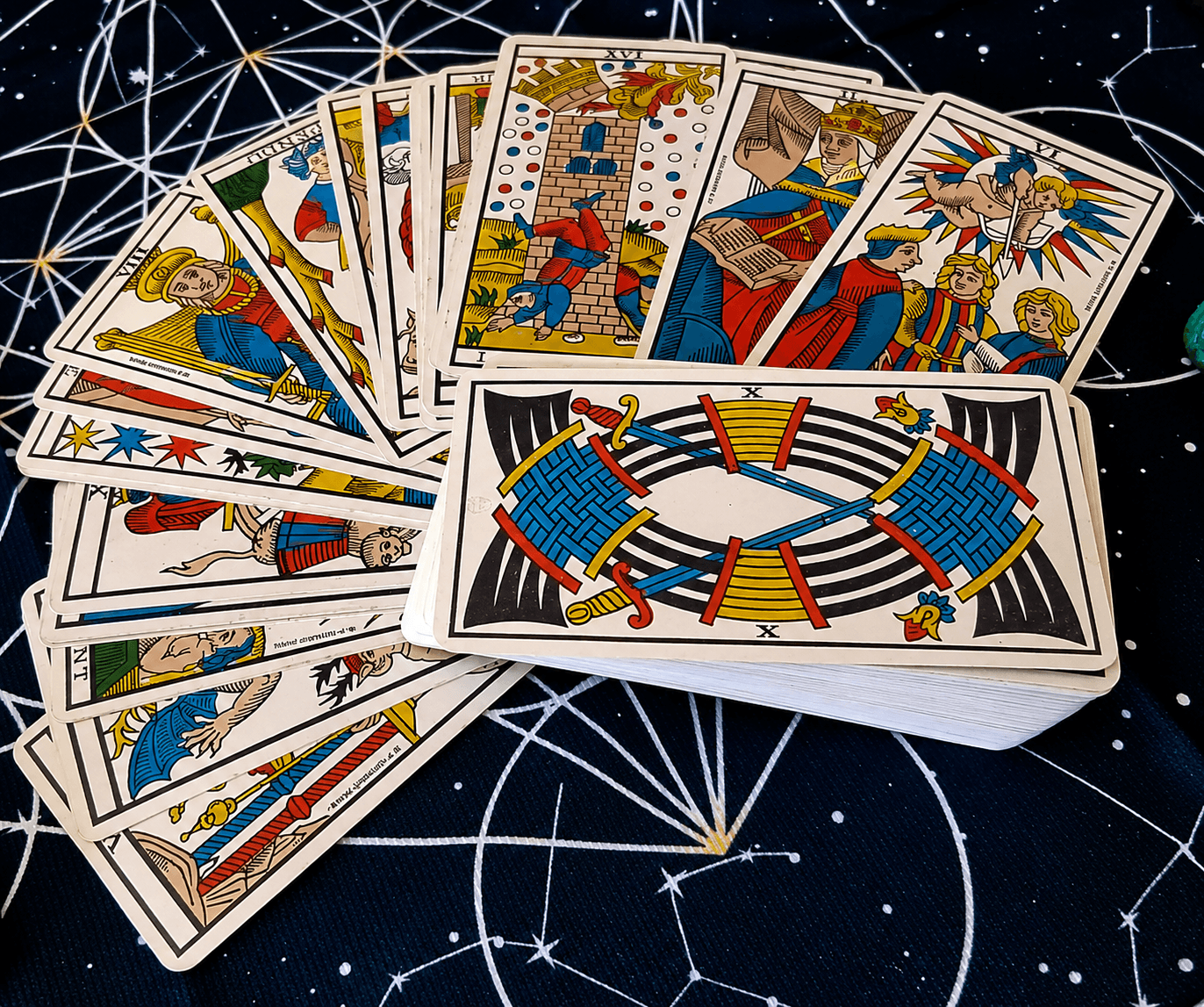Jeu de l'Ancien Tarot de Marseille étalé, outil de guidance de Pauline Arcanae